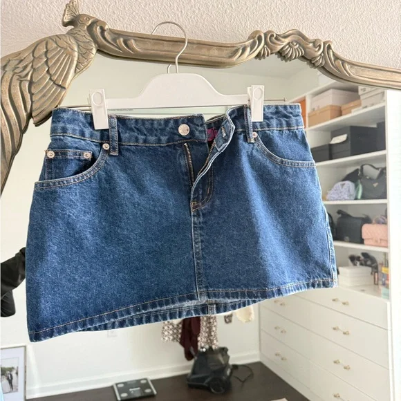 NWTS Edikted Spencer Low Rise Denim Micro Skirt Medium - Picture 3 of 6